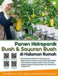 Panen hidroponik buah dan sayuran buah di halaman rumah